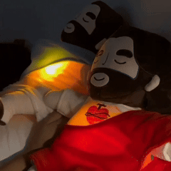 CalinSacré™ – Peluche Jésus Apaisante avec Respiration & Lumière Réconfortante